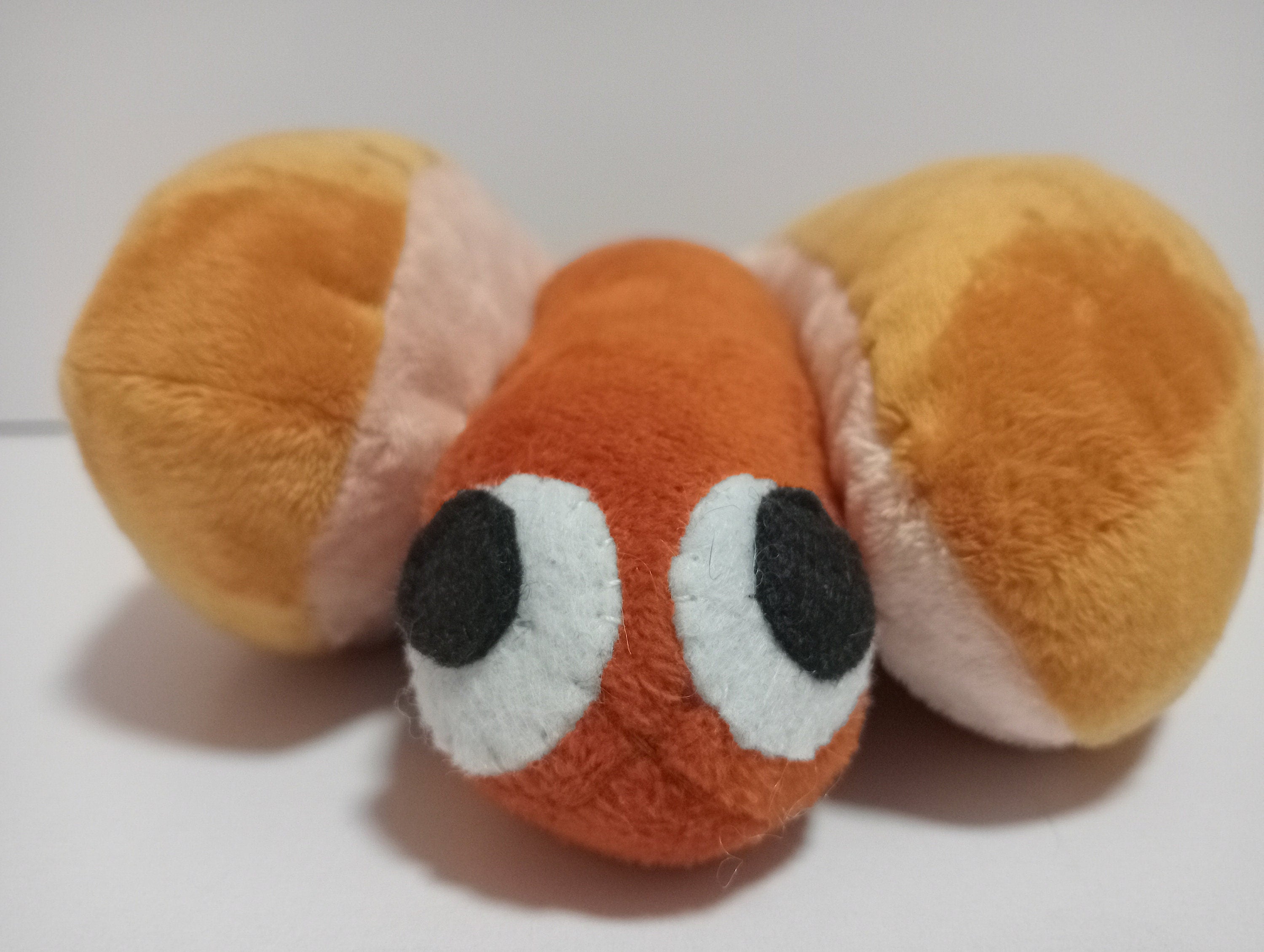 Weenyworm from Bugsnax 13,7" (35 cm) Plush Toy Bugsnak Minhoquente Salchimbriz Salchiruga Saussic Verm Dog 지렁핫도그 ウィーニーワーム